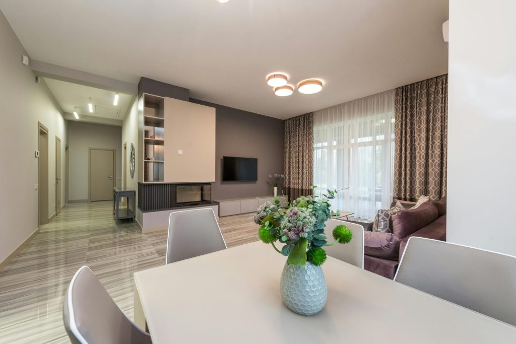 Salón luminoso y contemporáneo con muebles modernos y decoración floral.