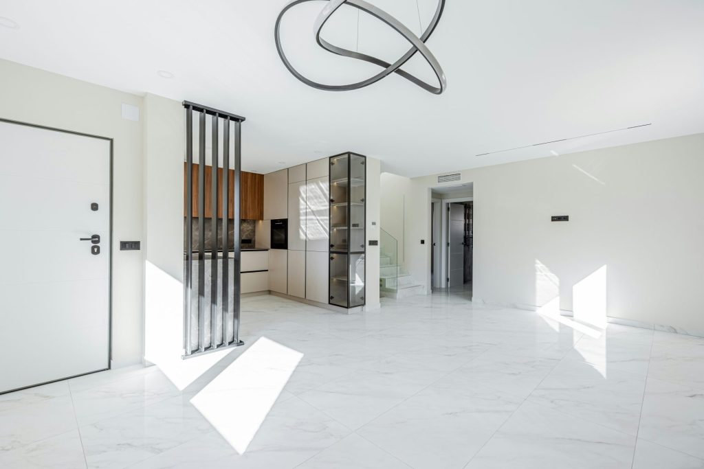 Sala de estar moderna con cocina abierta y decoración minimalista.