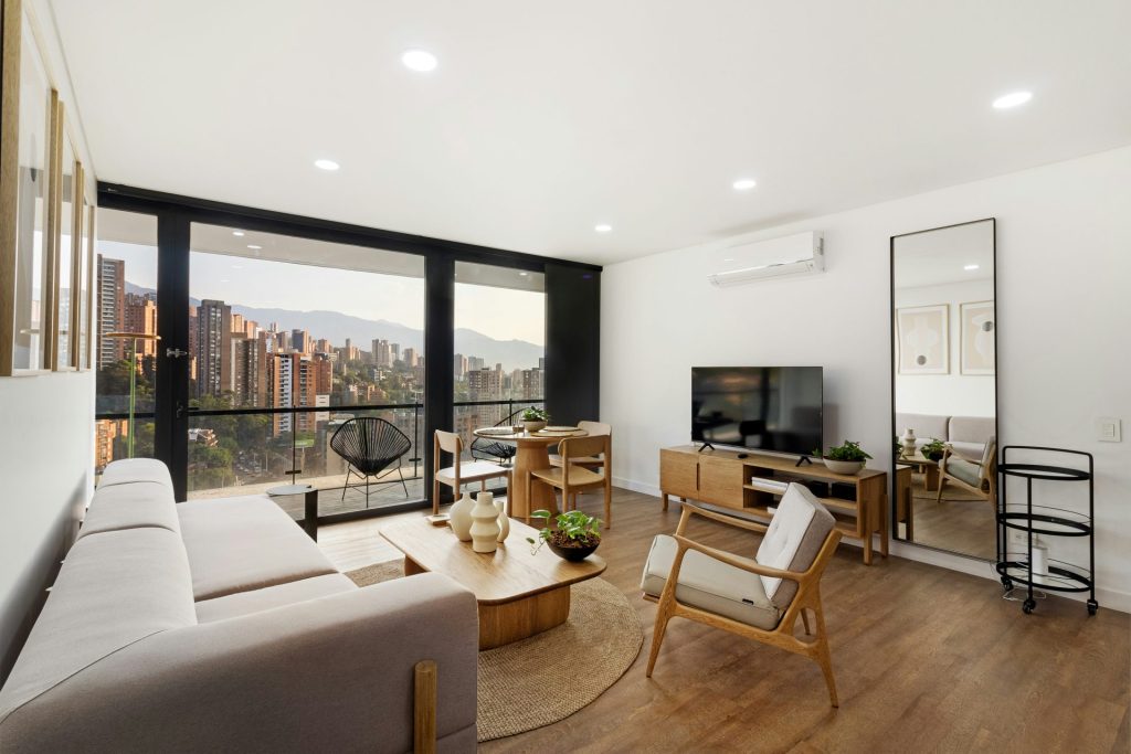 Una sala de estar llena de muebles y un televisor de pantalla plana.