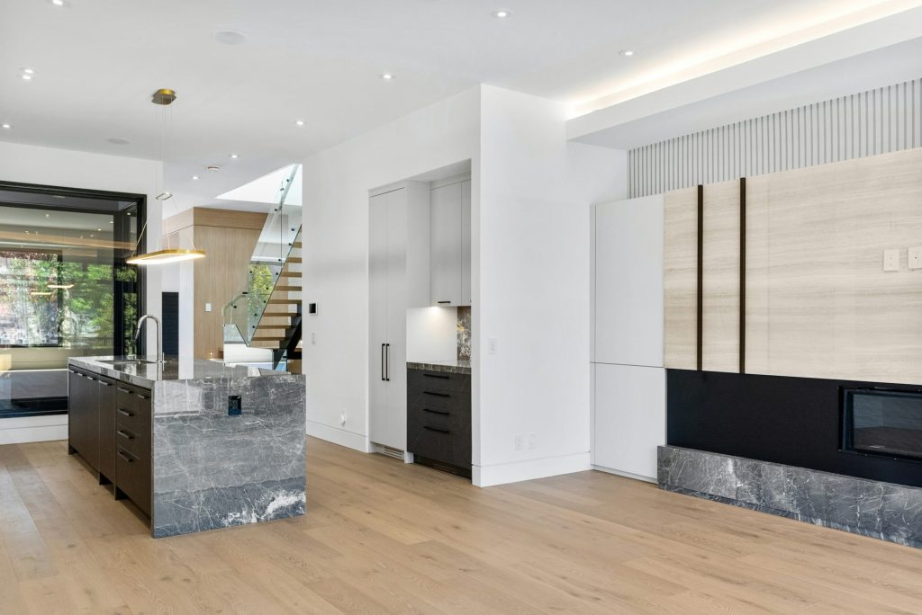 armario de madera blanco y negro